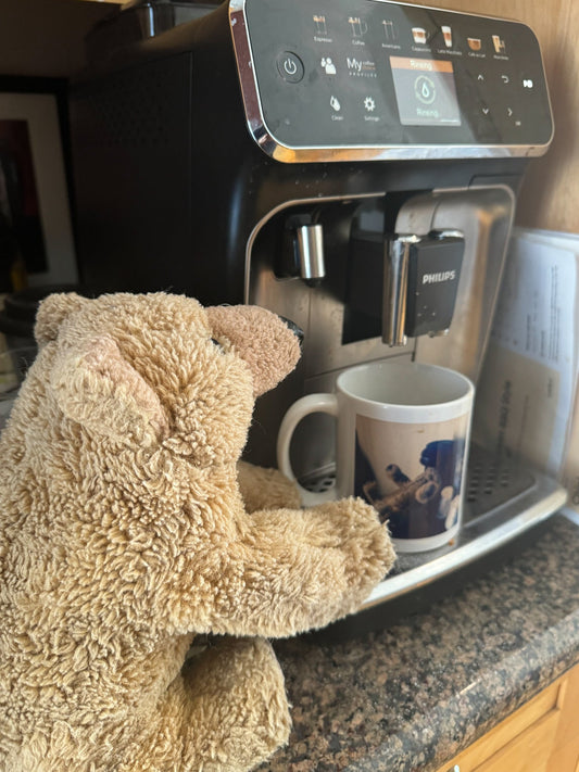 Biff da bear at an automatic espresso machine - for technical article header.